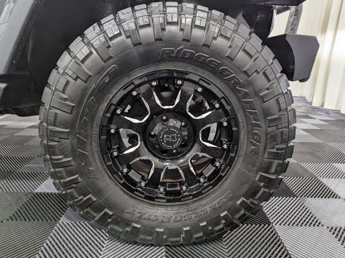 Used 2018 Jeep Wrangler Unlimited Sahara AWD/4WD image 6