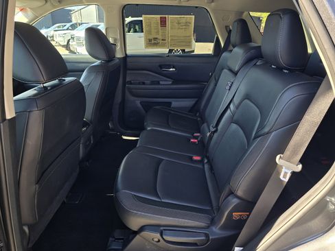 Used 2022 Nissan Pathfinder SL image 11