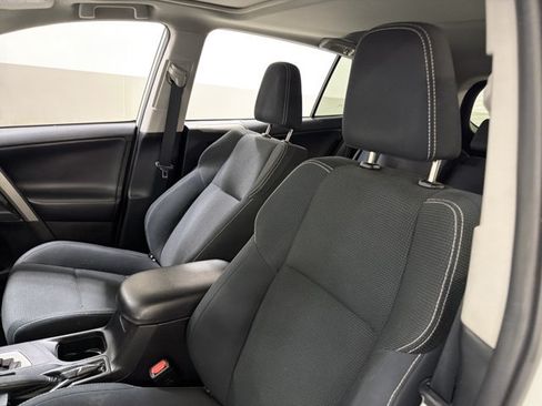 Used 2018 Toyota RAV4 XLE AWD/4WD image 5