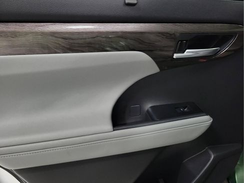 Used 2023 Toyota Highlander Platinum image 10