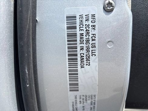 Used 2024 Chrysler Pacifica Touring-L FWD image 12
