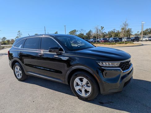Used 2023 Kia Sorento LX image 2