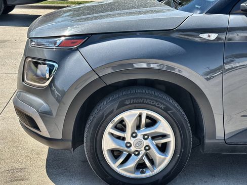 Used 2022 Hyundai Venue SE FWD image 2