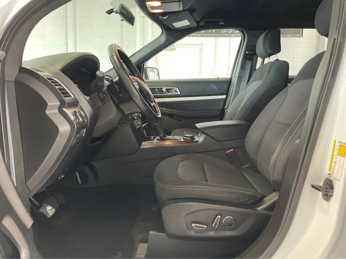 Used 2017 Ford Explorer XLT image 9