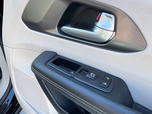 Certified 2024 Chrysler Pacifica Touring-L image 15