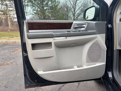 Used 2010 Chrysler Town & Country Touring image 12