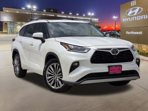 Used 2021 Toyota Highlander Platinum FWD image 3