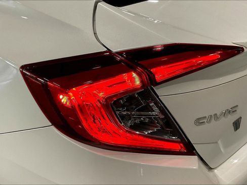 Used 2019 Honda Civic Touring image 22