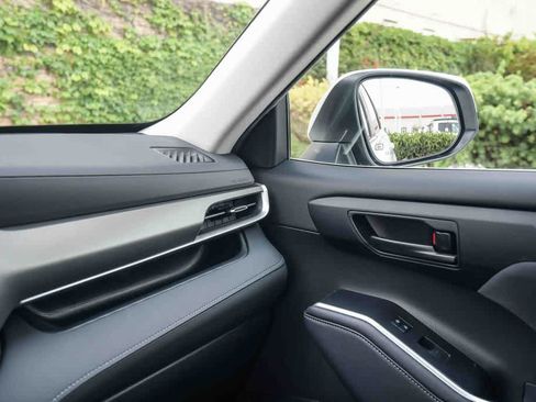 Used 2023 Toyota Highlander LE FWD image 24