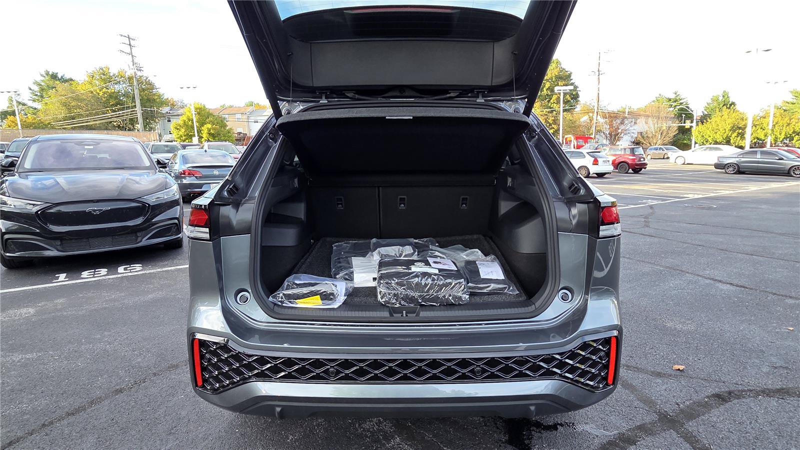 New 2026 Volkswagen Tiguan SE R-Line AWD/4WD image 5