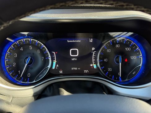 Used 2025 Chrysler Pacifica Limited image 46