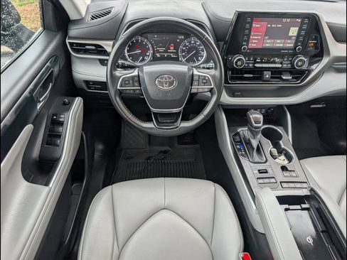 Used 2022 Toyota Highlander XLE image 8