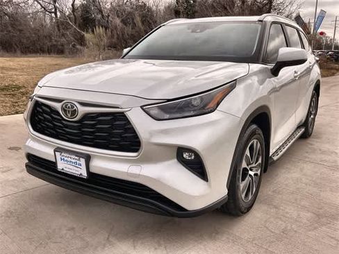 Used 2024 Toyota Highlander XLE image 2