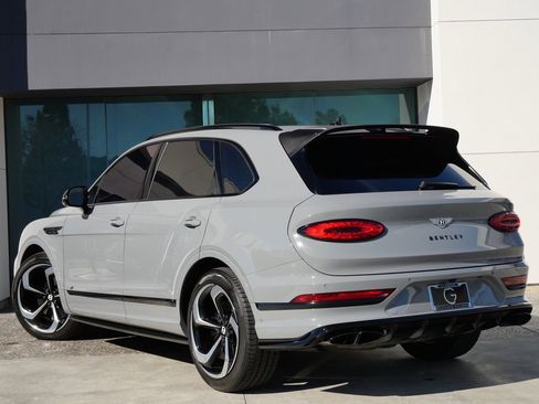 Used 2022 Bentley Bentayga image 3