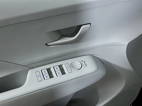 Used 2025 Hyundai Kona SEL FWD image 15