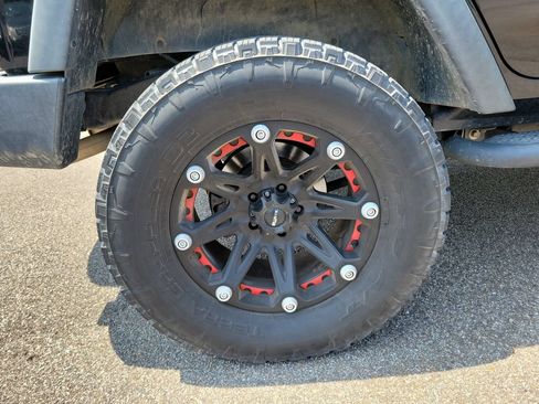 Used 2012 Jeep Wrangler Unlimited Rubicon w/ Connectivity Group AWD/4WD image 22