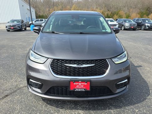 Used 2023 Chrysler Pacifica Touring-L FWD image 3