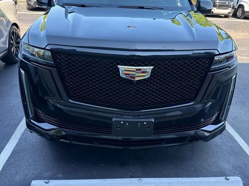 Used 2023 Cadillac Escalade ESV Sport AWD/4WD image 2