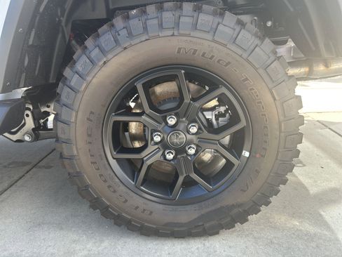 New 2025 Jeep Gladiator Sport image 9