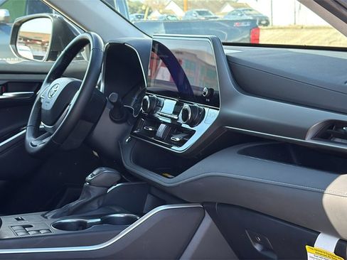 Used 2024 Toyota Highlander XLE image 34