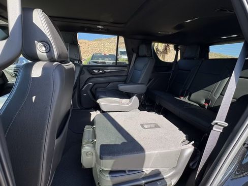 Used 2022 GMC Yukon Denali w/ Denali Premium Package image 10