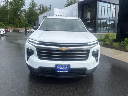 Used 2026 Chevrolet Traverse LT AWD/4WD image 2