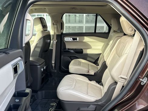 Used 2020 Ford Explorer Platinum w/ Premium Technology Package image 11