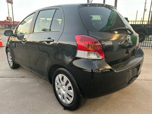 Used 2010 Toyota Yaris 4-Door Hatchback image 4