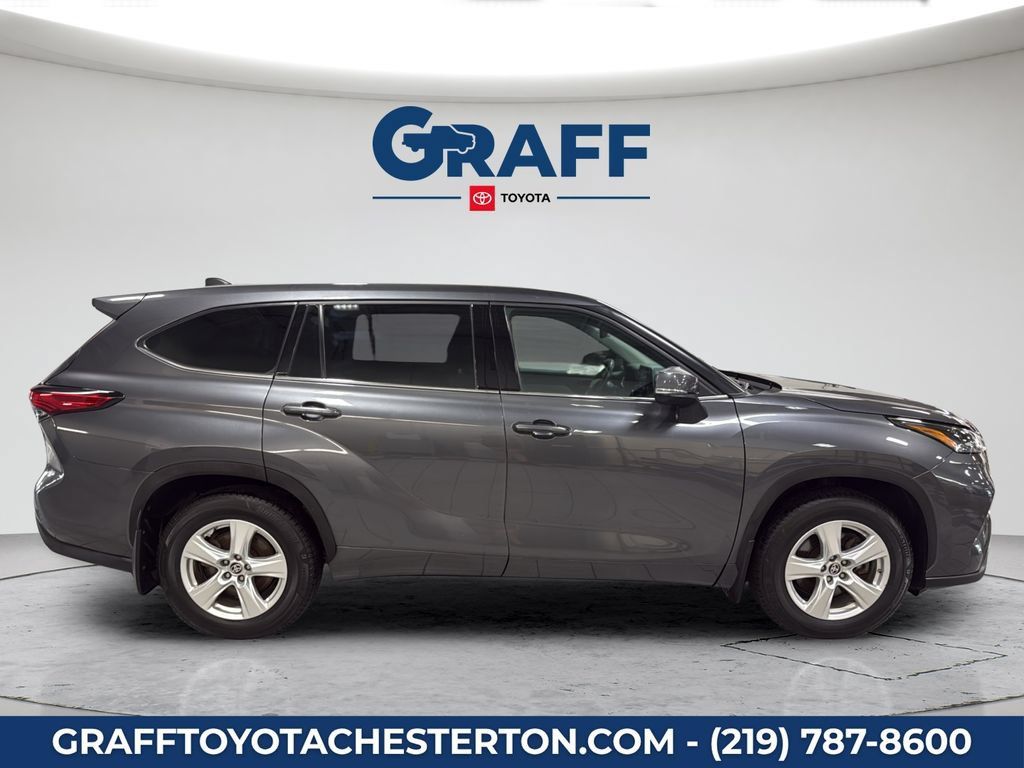 Used 2022 Toyota Highlander LE AWD/4WD image 6