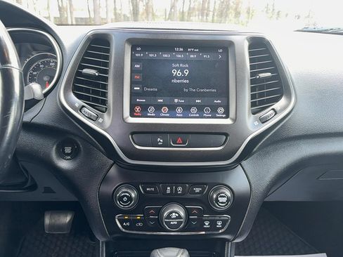 Used 2020 Jeep Cherokee Trailhawk w/ Cold Weather Group image 17