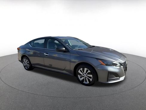 Used 2024 Nissan Altima 2.5 S image 2