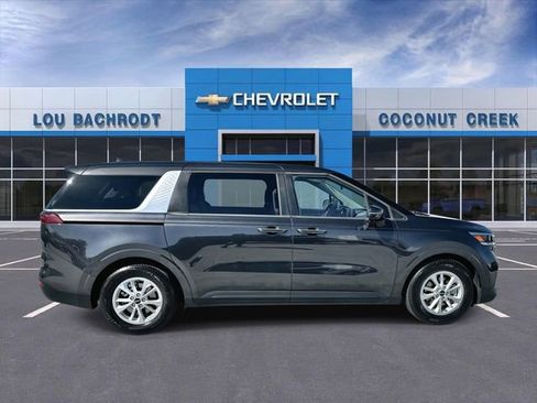 Used 2024 Kia Carnival LX image 9