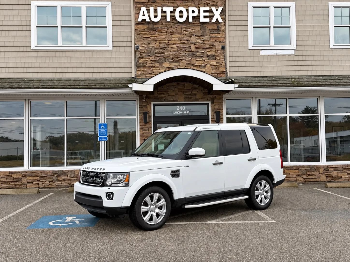 Used 2016 Land Rover LR4 HSE Silver Edition AWD/4WD image 3