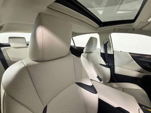 Used 2025 Lexus ES 300h w/ Premium Package image 36