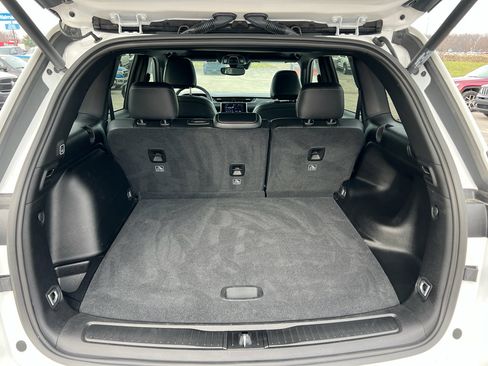 Used 2024 Jeep Grand Cherokee Altitude image 8