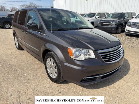 Used 2015 Chrysler Town & Country Touring image 8