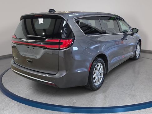 Used 2023 Chrysler Pacifica Touring-L FWD image 6
