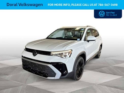 Used 2025 Volkswagen Taos SE FWD image 1
