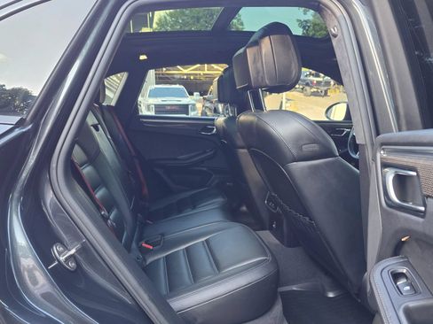 Used 2018 Porsche Macan Turbo AWD/4WD image 32