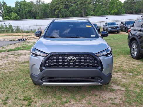 Used 2025 Toyota Corolla Cross LE FWD image 2