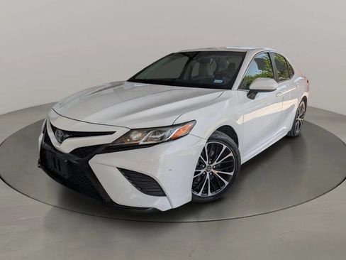 Used 2018 Toyota Camry SE FWD image 1