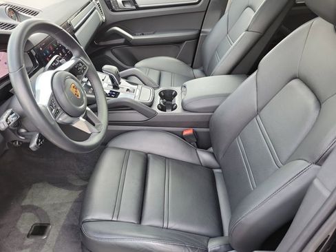 Certified 2023 Porsche Cayenne Platinum Edition image 22