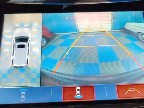 Used 2020 Cadillac Escalade Luxury w/ LPO, Radiant Package image 38