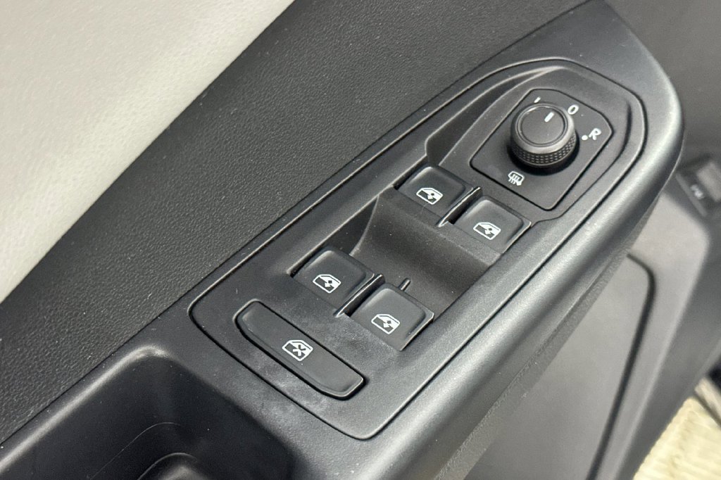 Used 2024 Volkswagen Taos SE w/ Panoramic Sunroof Package FWD image 13