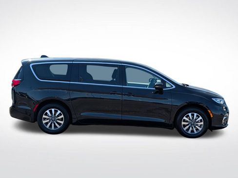 Used 2023 Chrysler Pacifica Touring-L FWD image 2