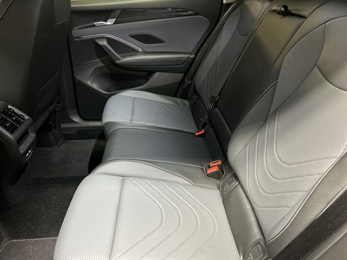 Used 2025 Volkswagen Tiguan SE FWD image 8