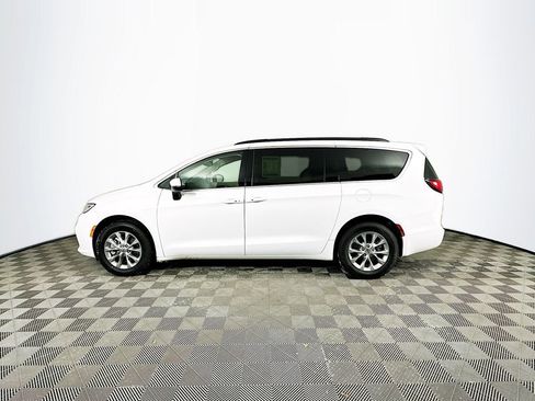 Used 2023 Chrysler Pacifica Touring-L image 6