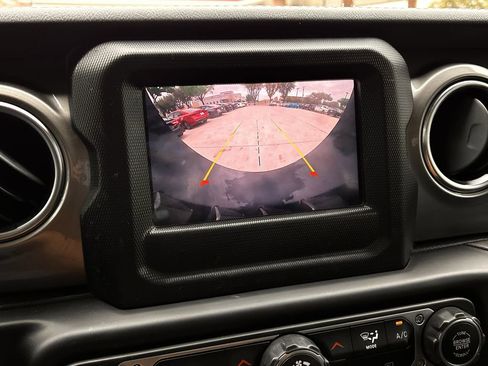 Used 2021 Jeep Wrangler Unlimited Sahara AWD/4WD image 18