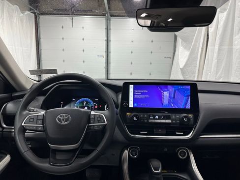 Used 2025 Toyota Grand Highlander AWD image 16