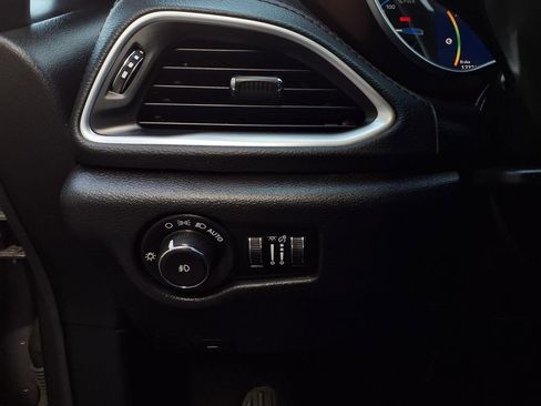 Used 2020 Chrysler Pacifica Limited image 13